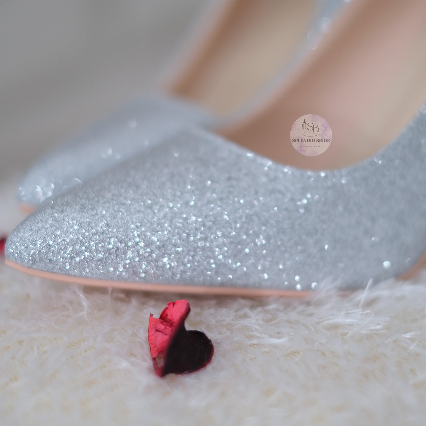 Escarpin à talons hauts argenté à paillettes