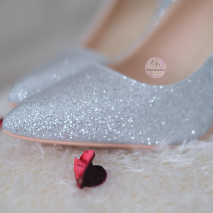 Escarpin à talons hauts argenté à paillettes