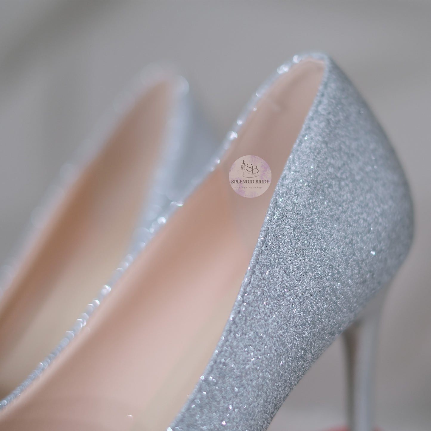 Escarpin à talons hauts argenté à paillettes