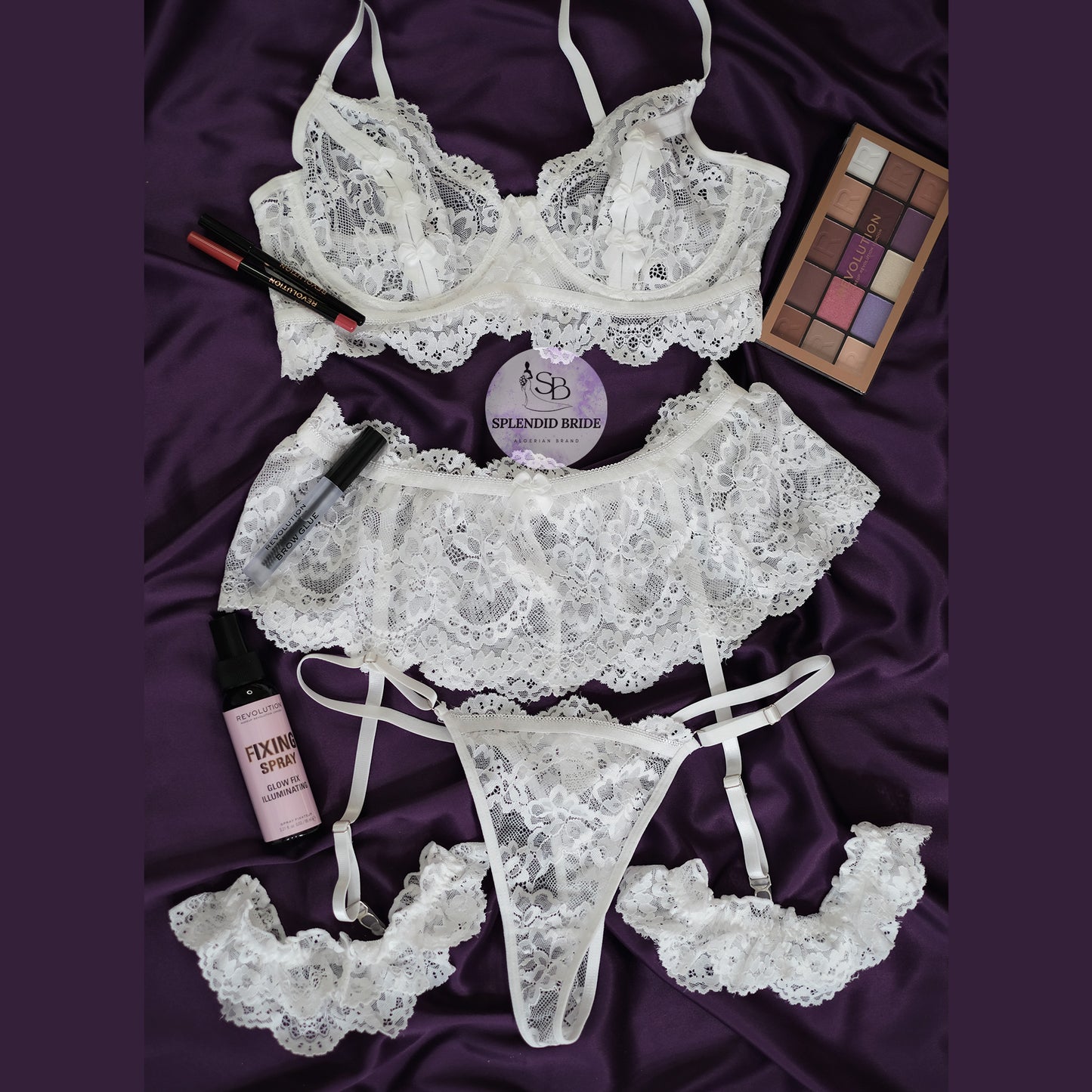 Lingerie 5 pièces en dentelle avec deux jarretières.