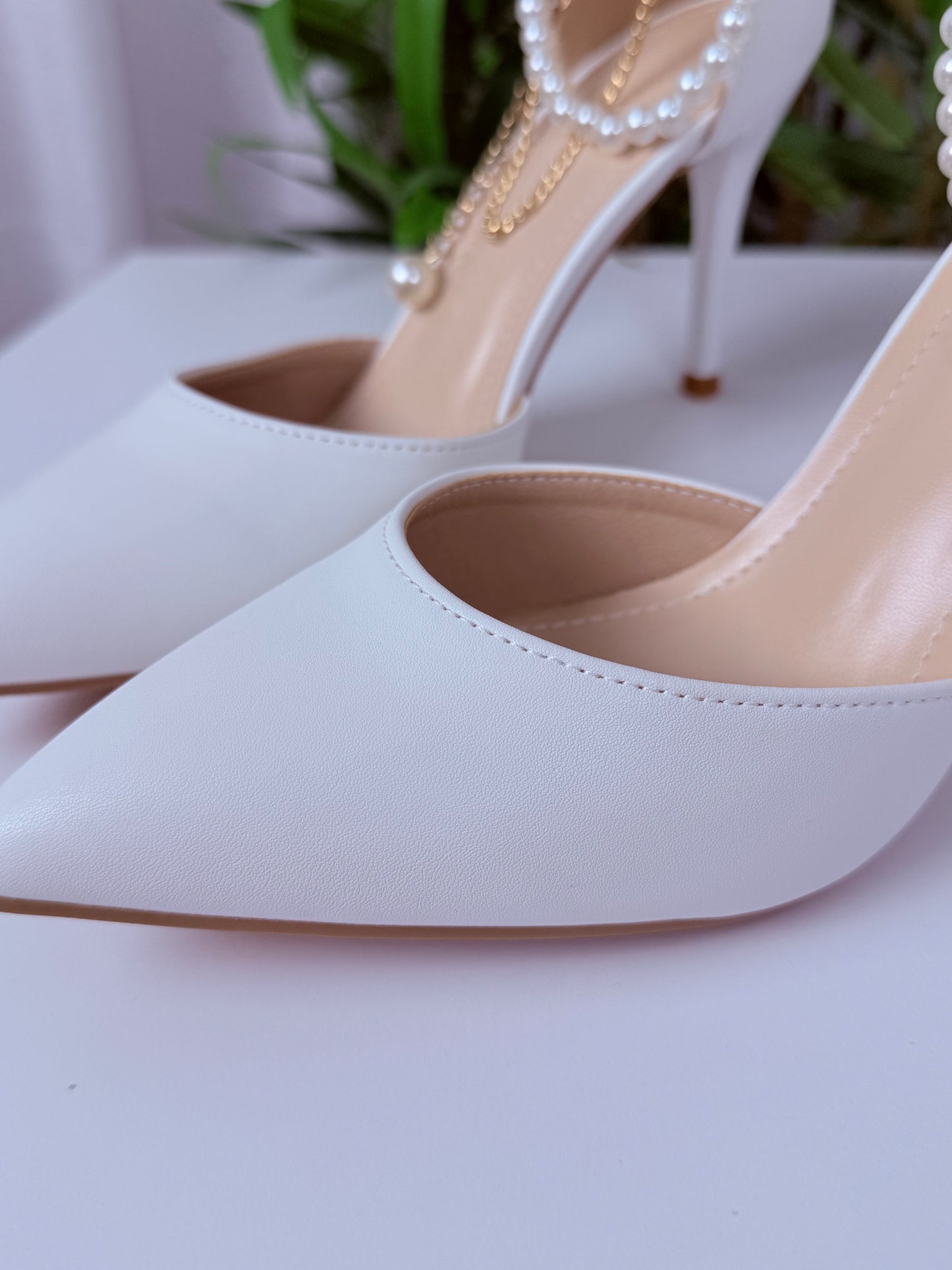 Escarpin blanc perlé avec chaine