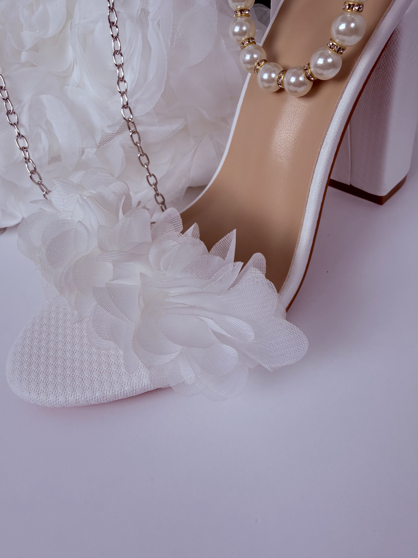 Sandales à talons épais avec bout ouvert et fleurs