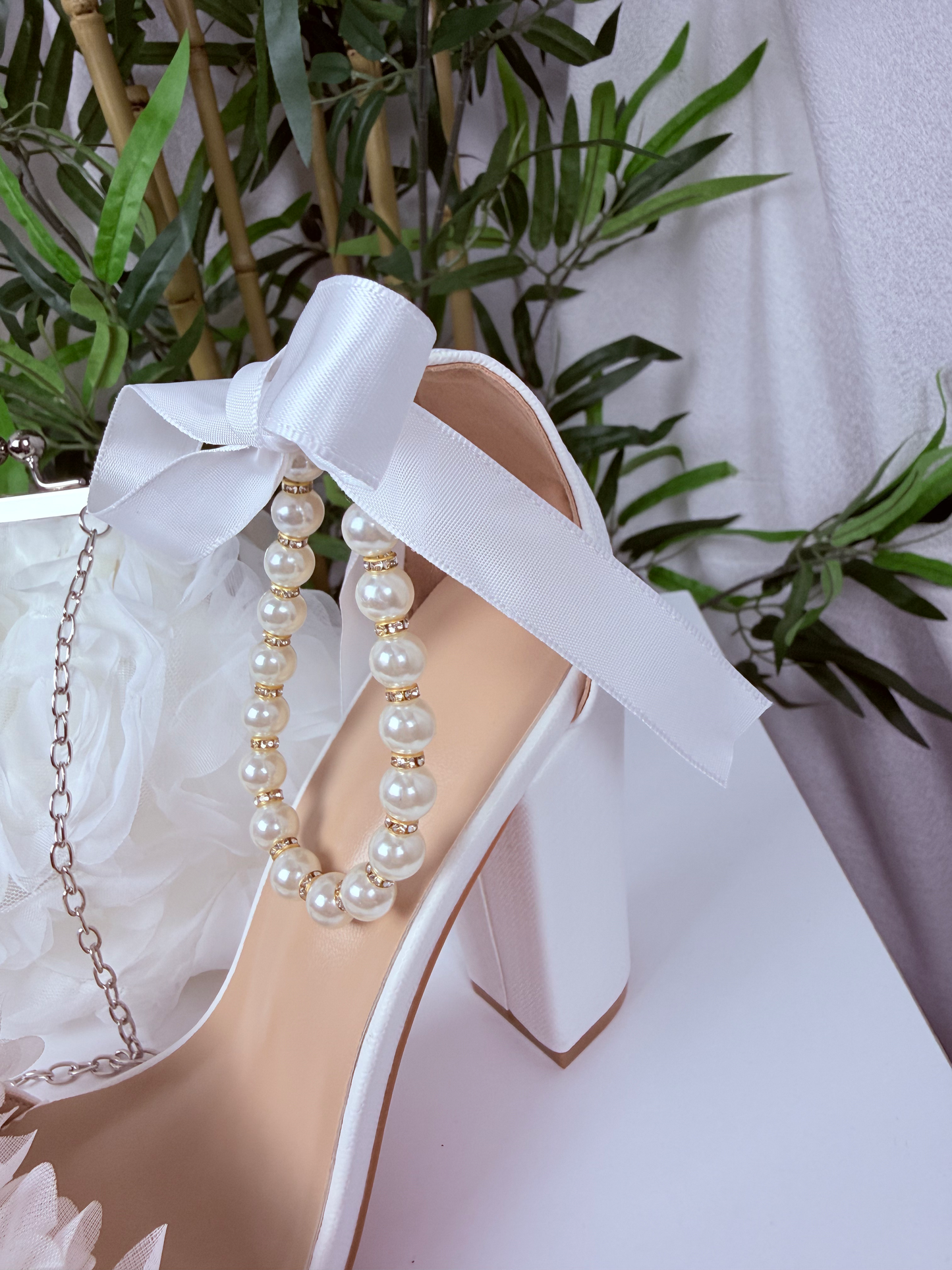Sandales à talons épais avec bout ouvert et fleurs