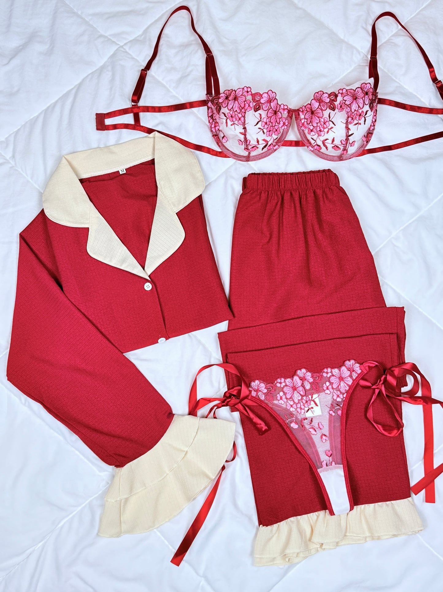 Pyjama + deux pièces rouge à fleur
